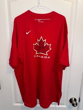 Nike Men's Red Canada National Hockey Team Doughty T-Shirt in Size XXL Loose Fit